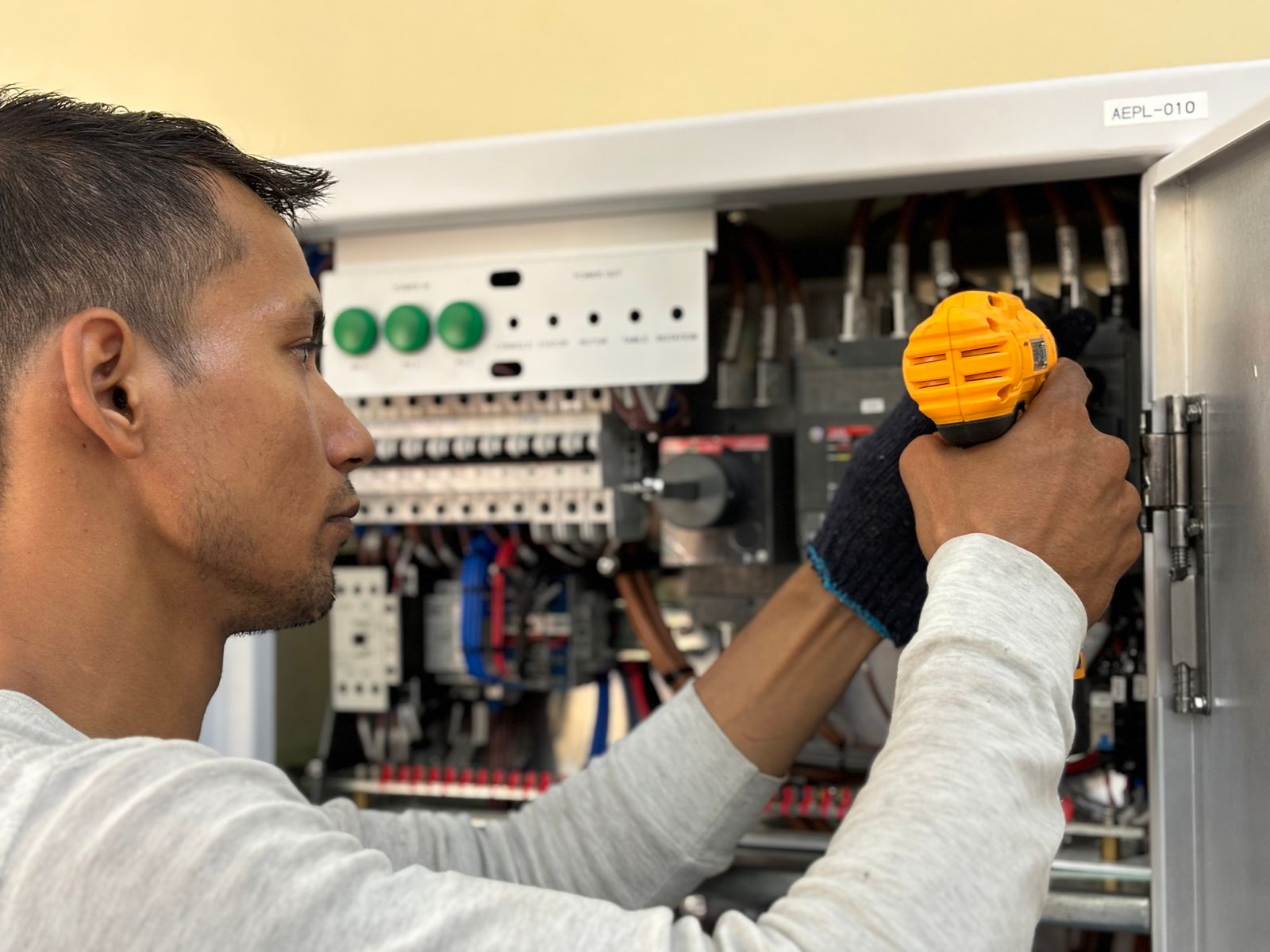 Gewerbe und Handwerk, Elektriker am Schaltschrank