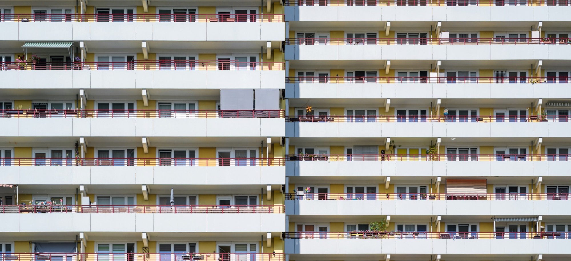 Mehrfamilienhaus-Fassade, typisches Verwaltungsobjekt